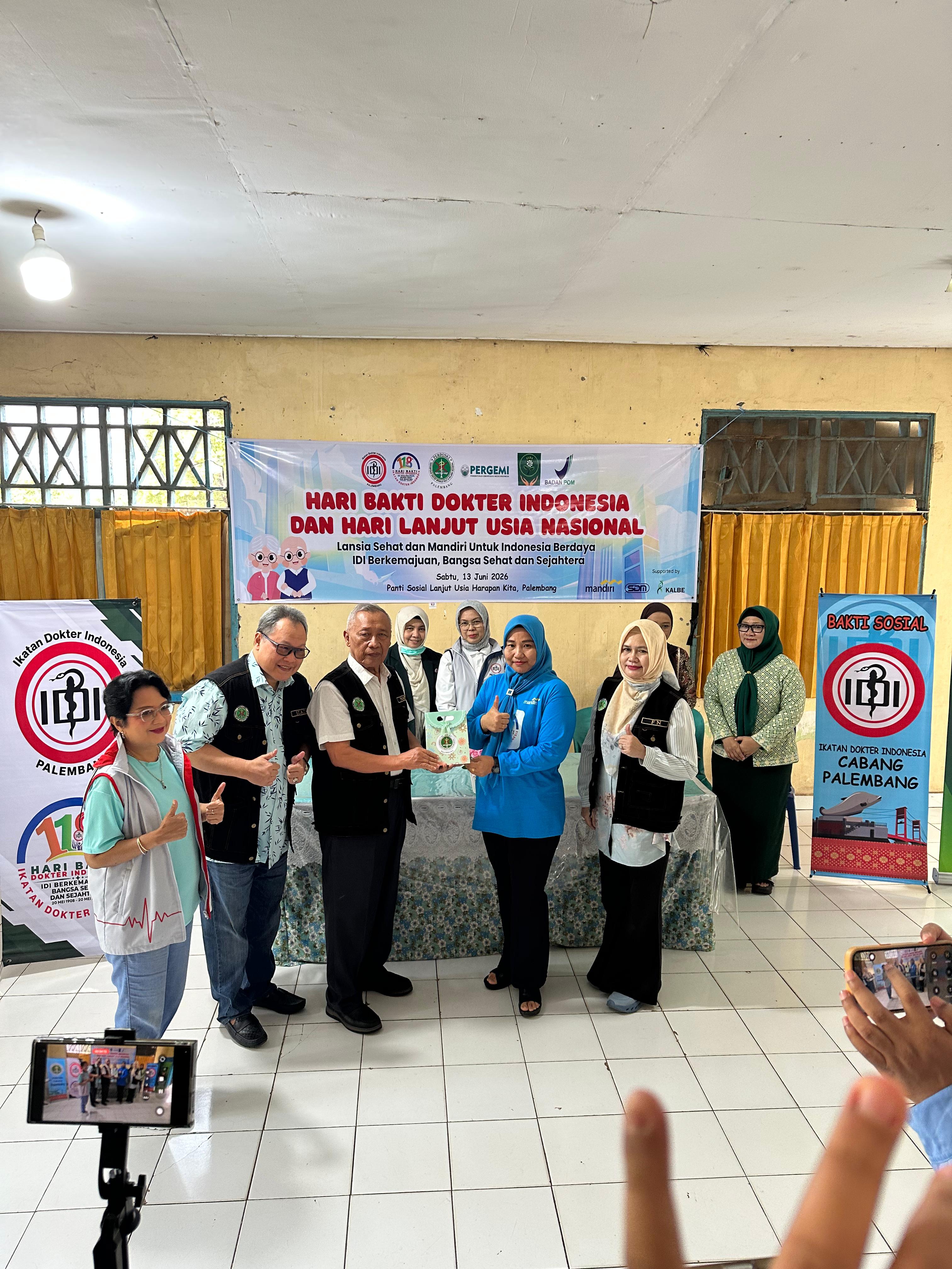 Mengawal Kesehatan Lansia: Bakti Sosial HLUN dan HBDI ke-118 di Panti Sosial Harapan Kita Palembang
